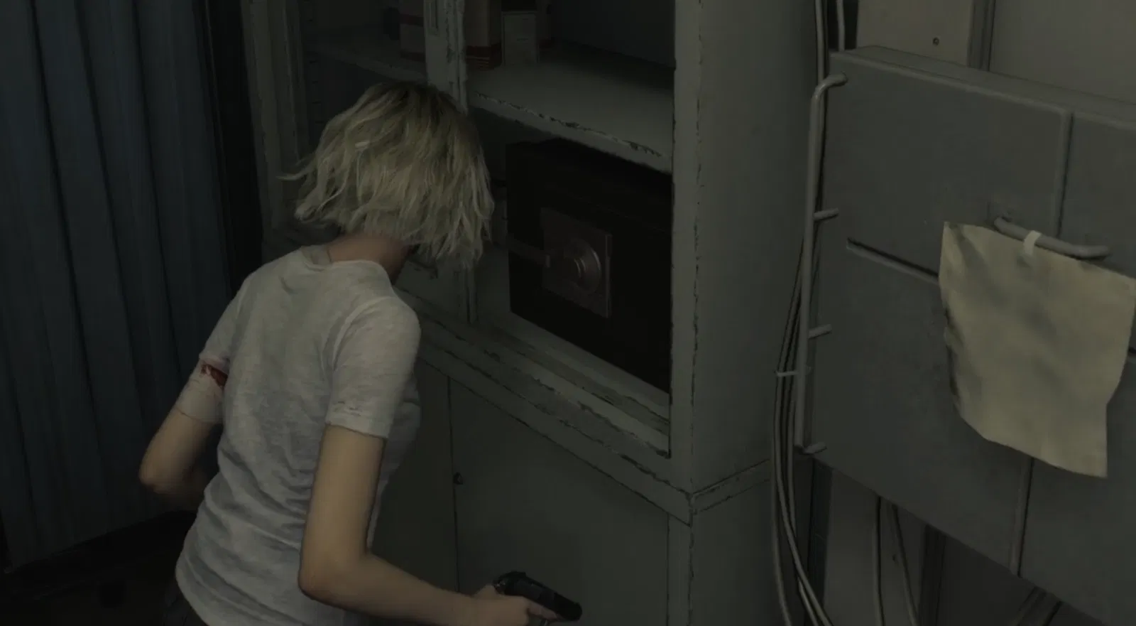 Immagine di una cassaforte aperta in Resident Evil Requiem con oggetti al suo interno | Resident Evil Requiem: Guida al trofeo Nessuna cassaforte è al sicuro e le combinazioni per aprire le casseforti