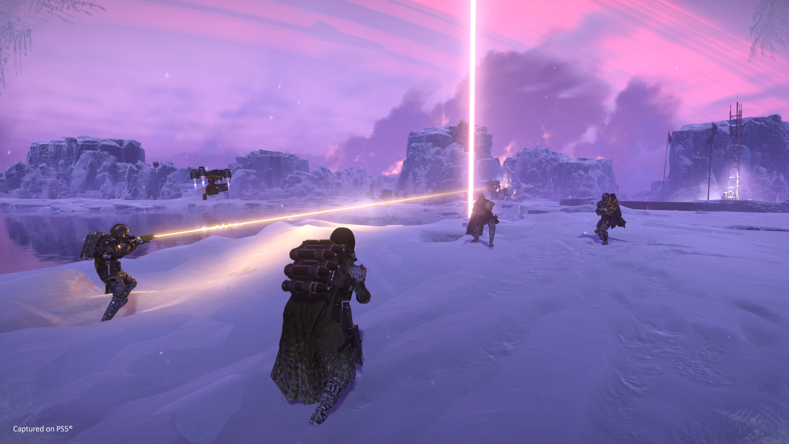 Squadra di Helldivers 2 impegnata in combattimento su un pianeta innevato