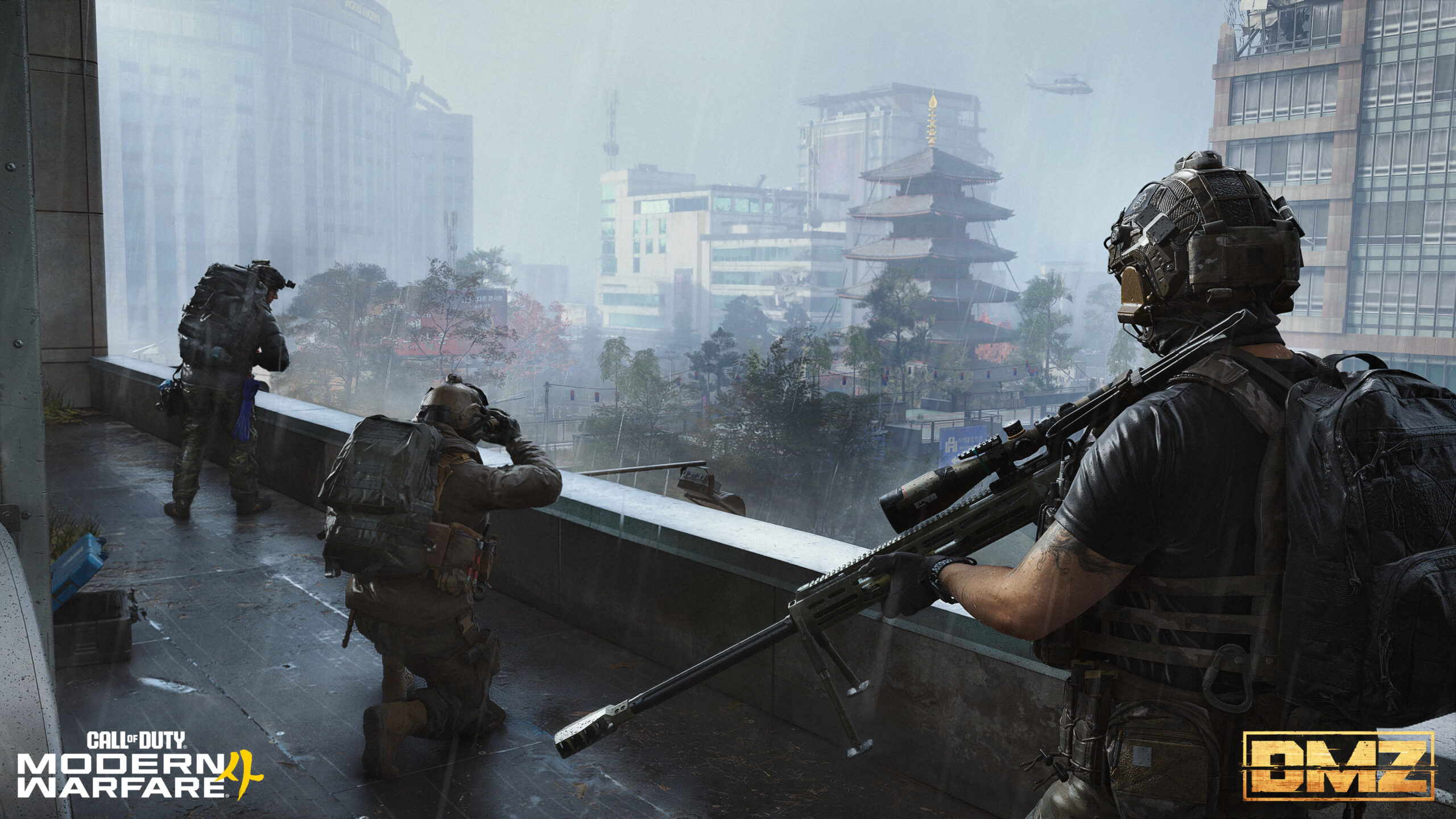 Due operatori armati controllano la città di Hajin dal tetto di un edificio in Modern Warfare 4 DMZ