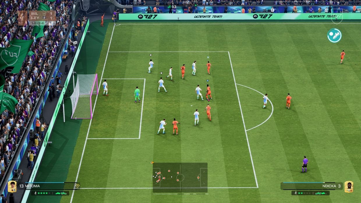 EA Sports FC 27 Ultimate Team, azione di gioco con calciatori in arancione e bianco